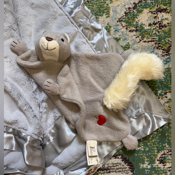 LUXURY BABY BUNDLE- baby blanket & lovey (BRAND NEW WITH TAGS) - retails $150 - Picture 3 of 14
